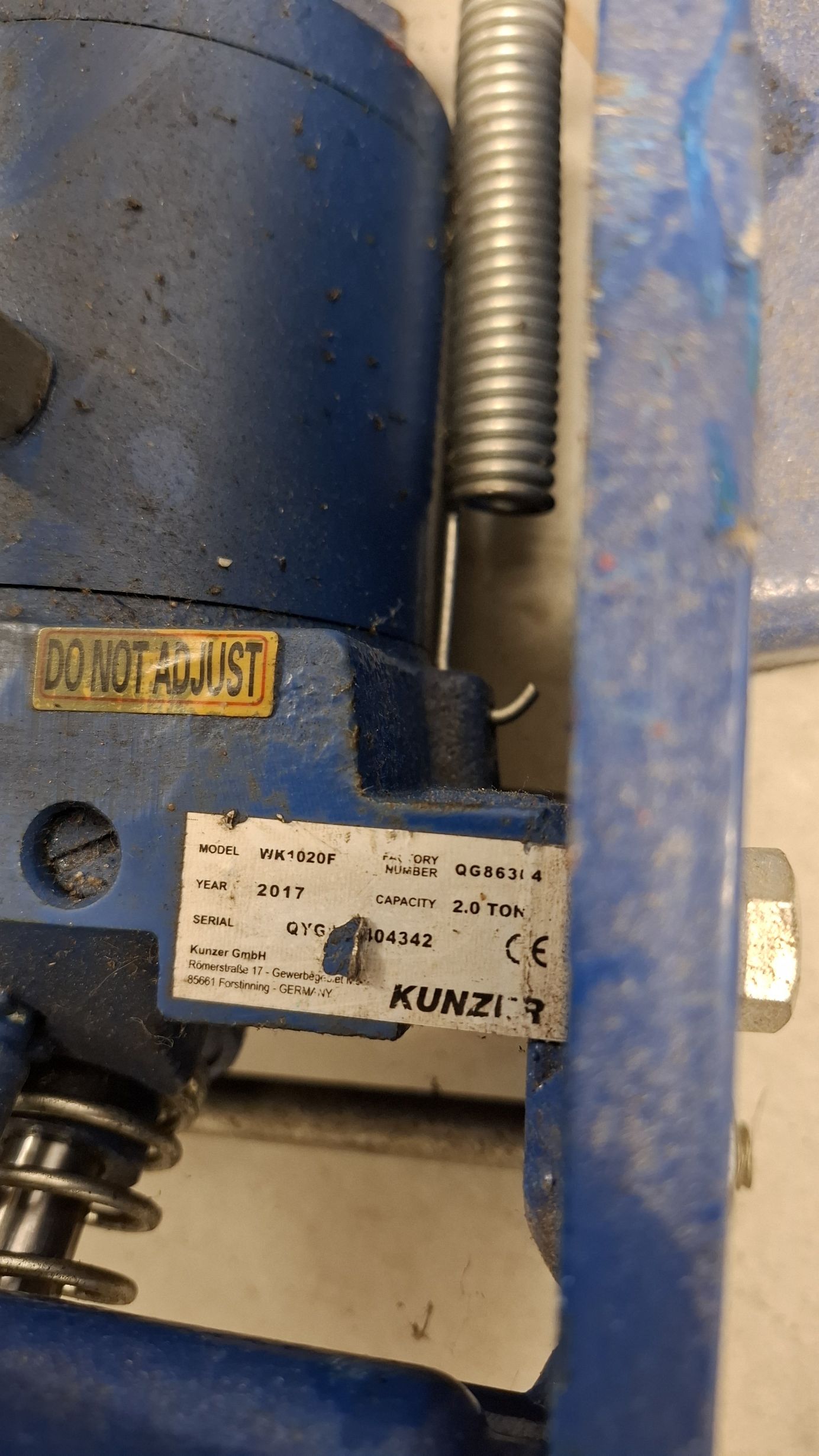 Podnośnik hydrauliczny koloru niebieskiego