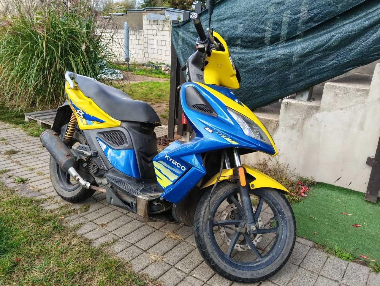 Dwukołowy skuter spalinowy Kymco Super 8 w kolorach jaskrawożółtym i ciemnoniebieskim.