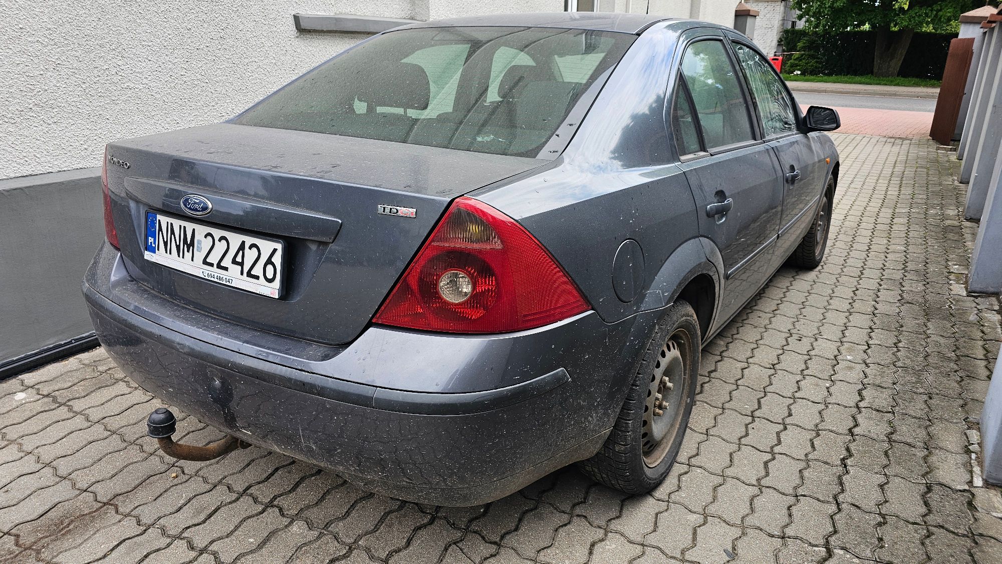 Ford Mondeo. widok tył prawa strona po ukosie. Kolor grafitowy