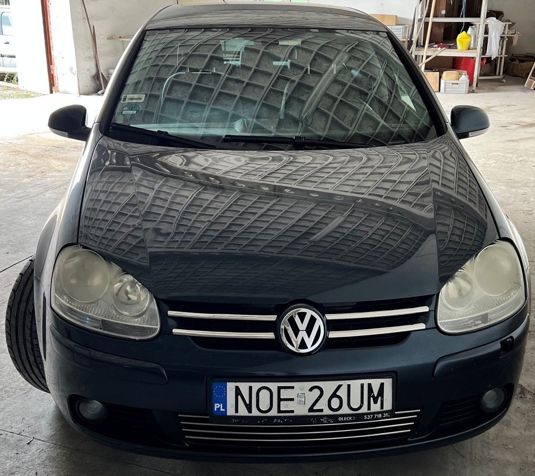 Przód samochodu osobowego marki Volkswagen.