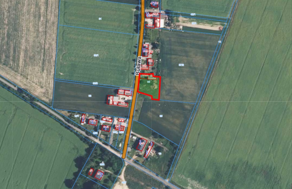 Mapa działki zaznaczonej czerwoną linią, położonej przy drodze, otoczonej gruntami rolnymi.