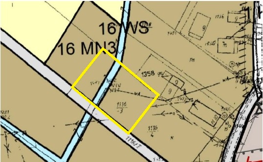 Fragment MPZP: działka w żółtym obrysie na jasnobrązowym tle 16 MN-3, przecięta ciekiem WS