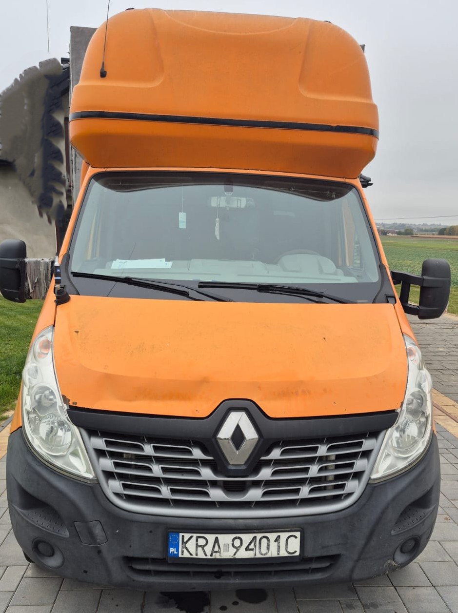 Przód pojazdu Renault Master koloru pomarańczowego. Maska lekko wgnieciona.