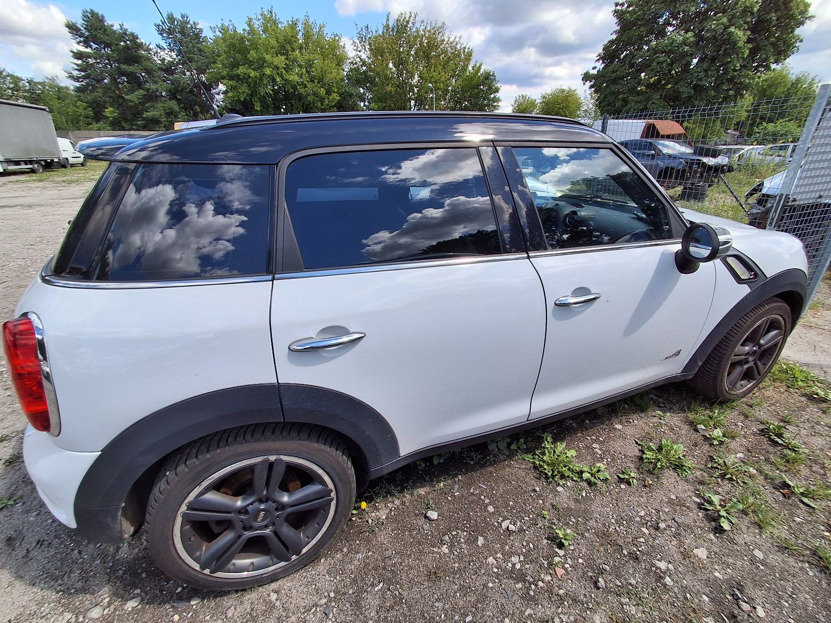 mini countryman widoczna prawa strona auta, nadwozie biało czarne