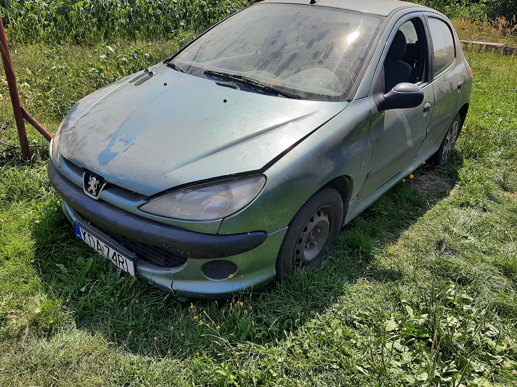 lewy bok samochodu osobowego Peugeot 206