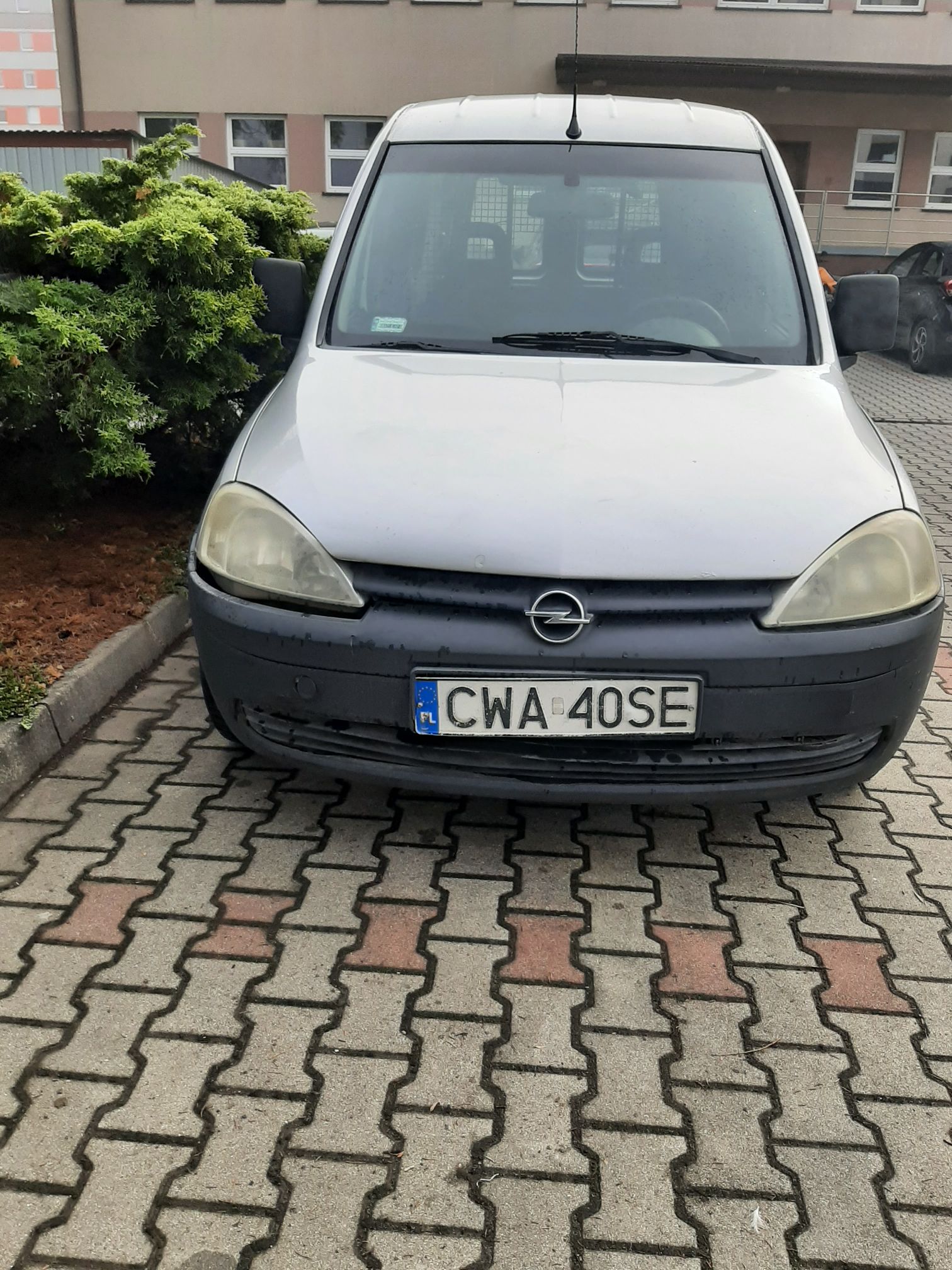 Opel Combo kompaktowy samochód dostawczo-osobowy o charakterystycznej bryle nadwozia z podwyższoną częścią ładunkową.