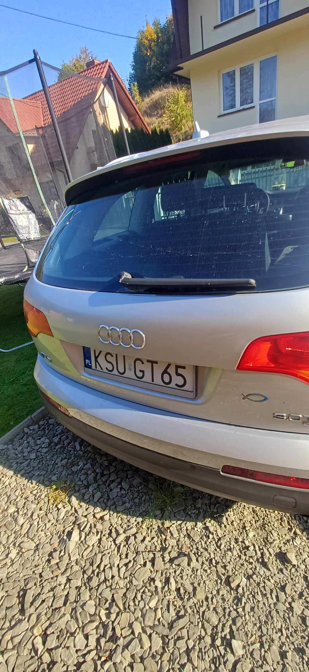 Zdjęcie przedstawia tylną część samochodu, widoczna tylna klapa bagażnika.