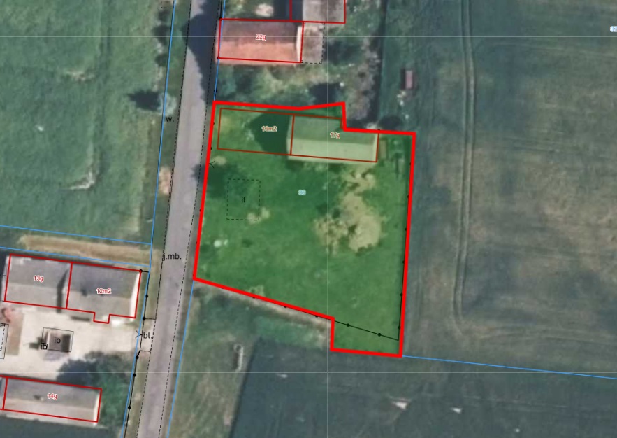 Mapa działki zaznaczonej czerwoną linią, położonej przy drodze, otoczonej gruntami rolnymi.