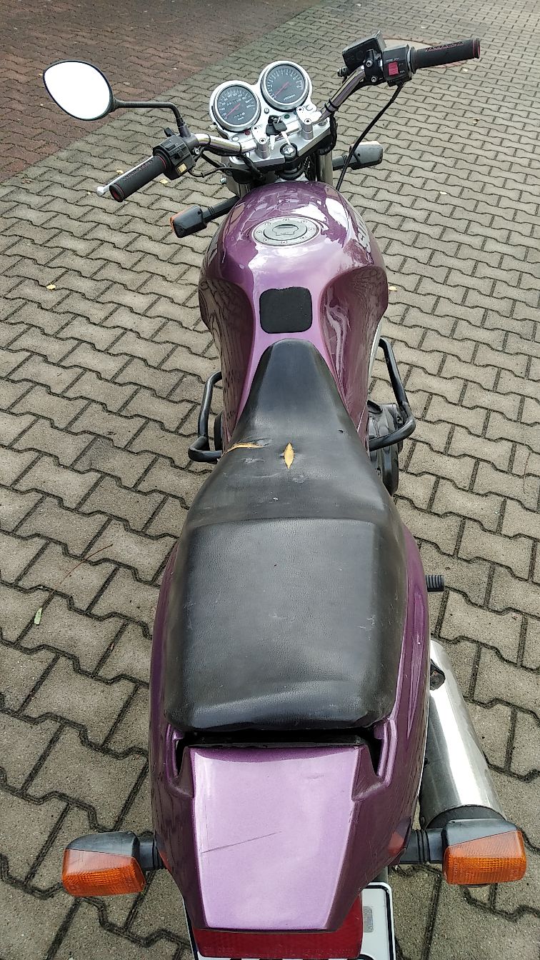 Widok uszkodzenia na siedzeniu motocykla