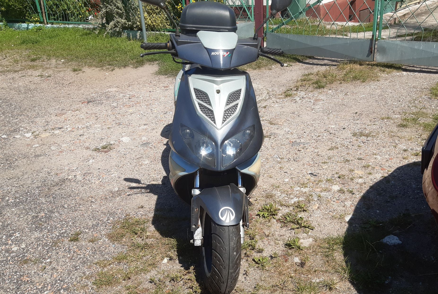 Motorower sfotografowany z przodu