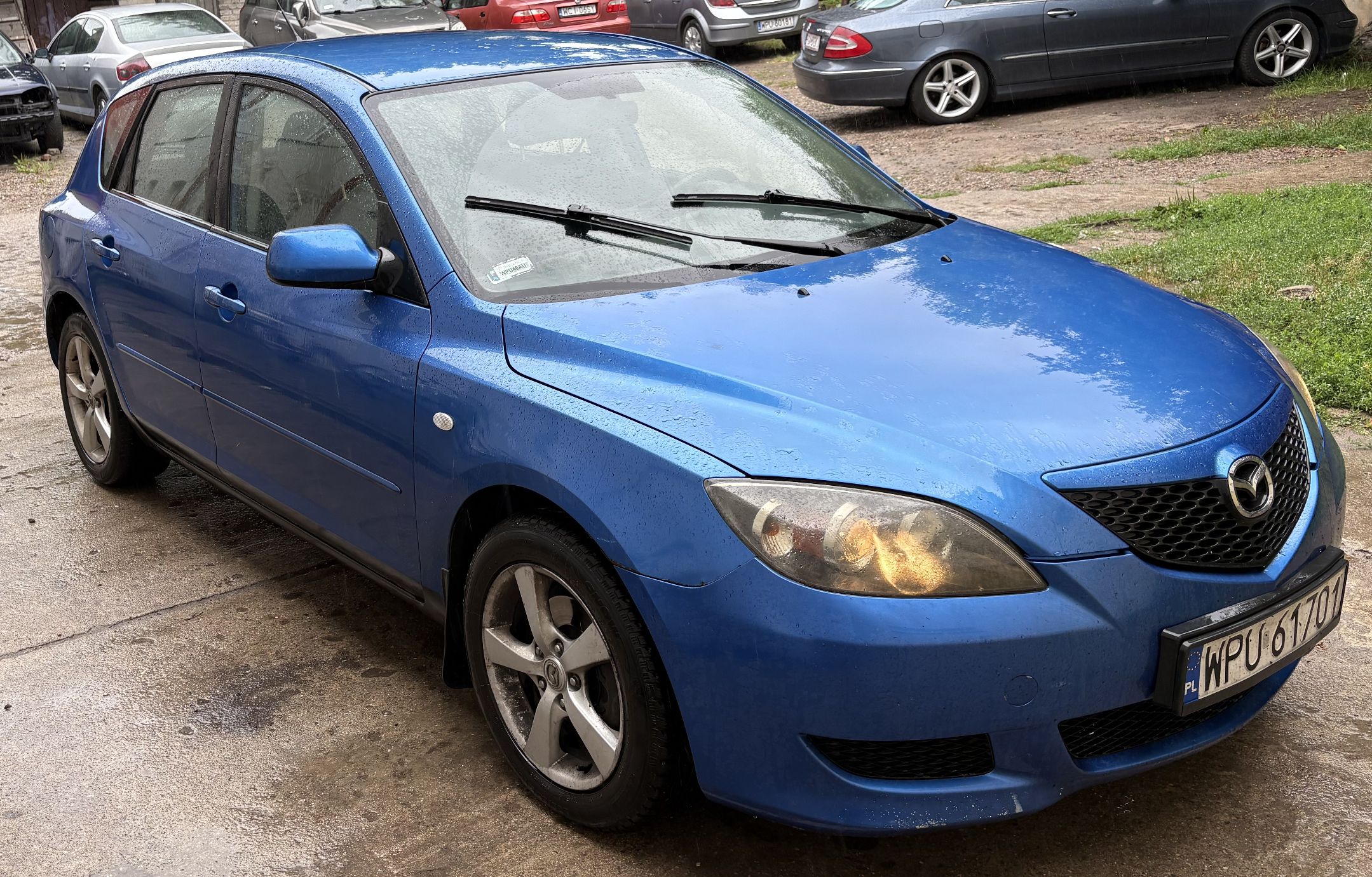 Zdjęcie pojazdu Mazda z prawej strony.