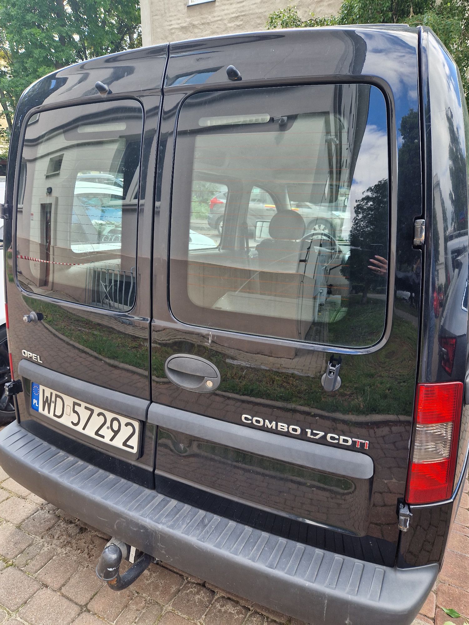 Czarny OPEL COMBO - tył pojazdu
