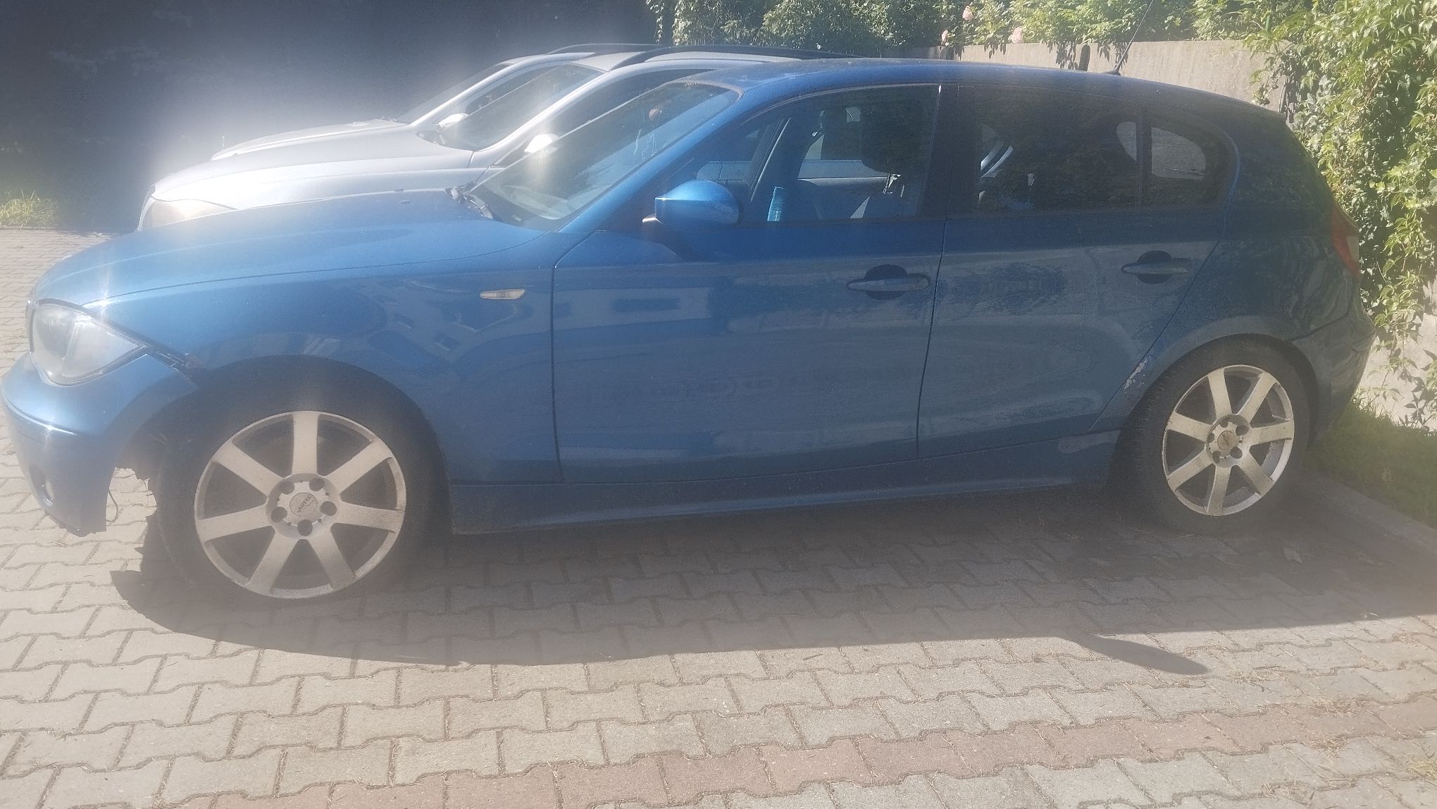 Niebieskie BMW widok lewej strony pojazdu.
