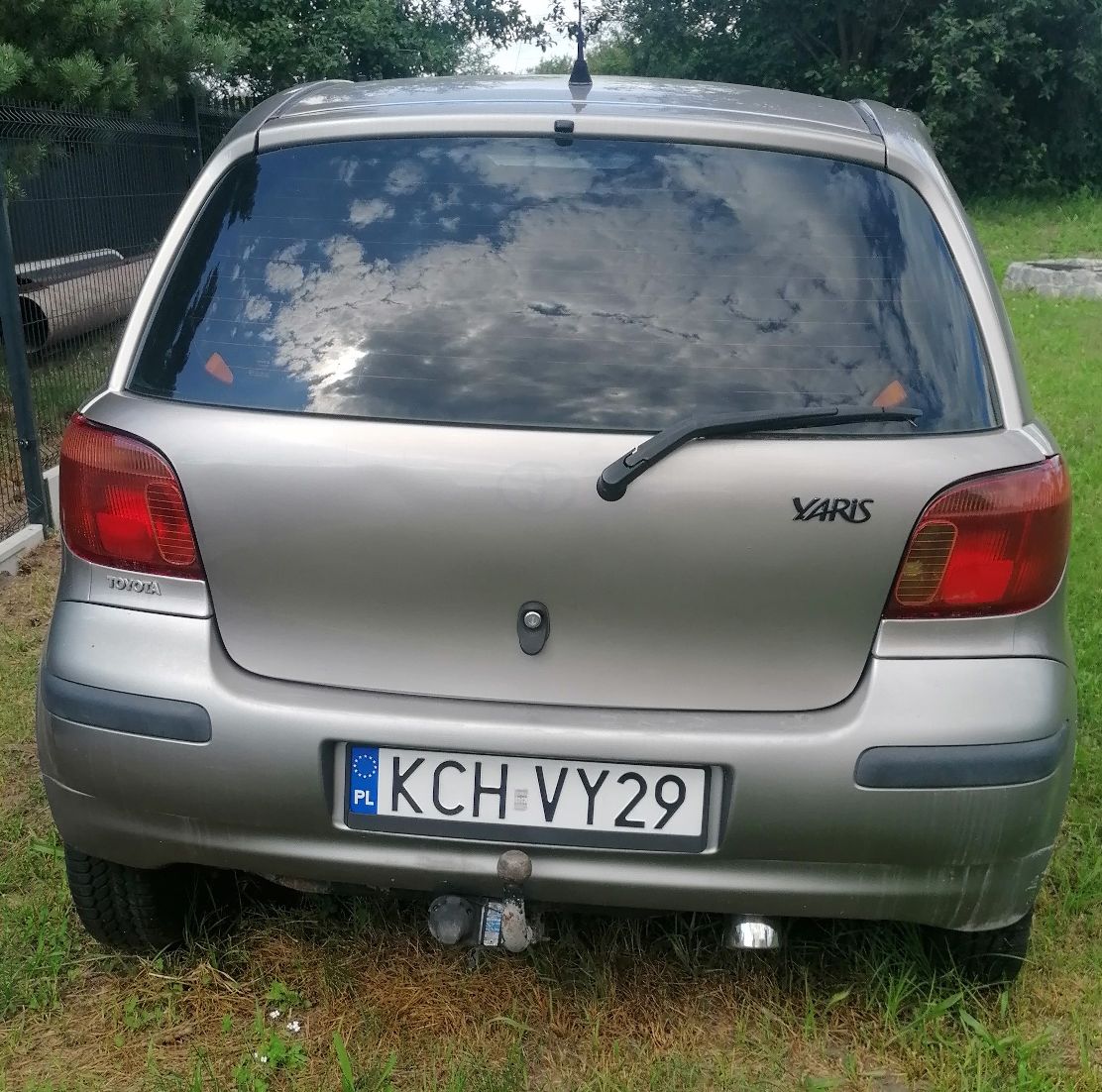 Samochód osobowy Toyota Yaris koloru srebrnego tył.
