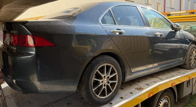 Zdjęcie przedmiotu przedstawia pojazd Honda z prawej strony.
