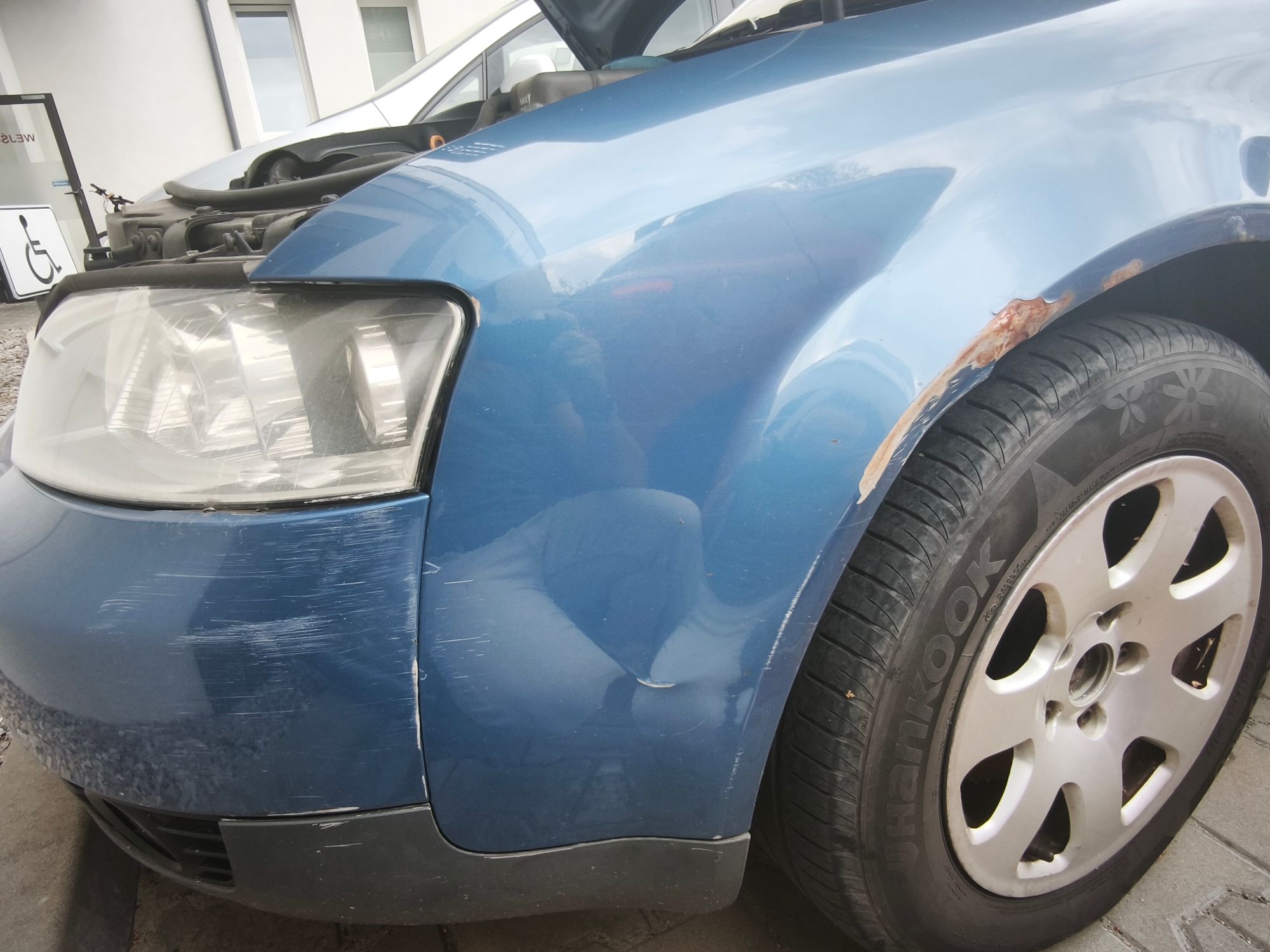 Audi A4 sedan - widok boczny