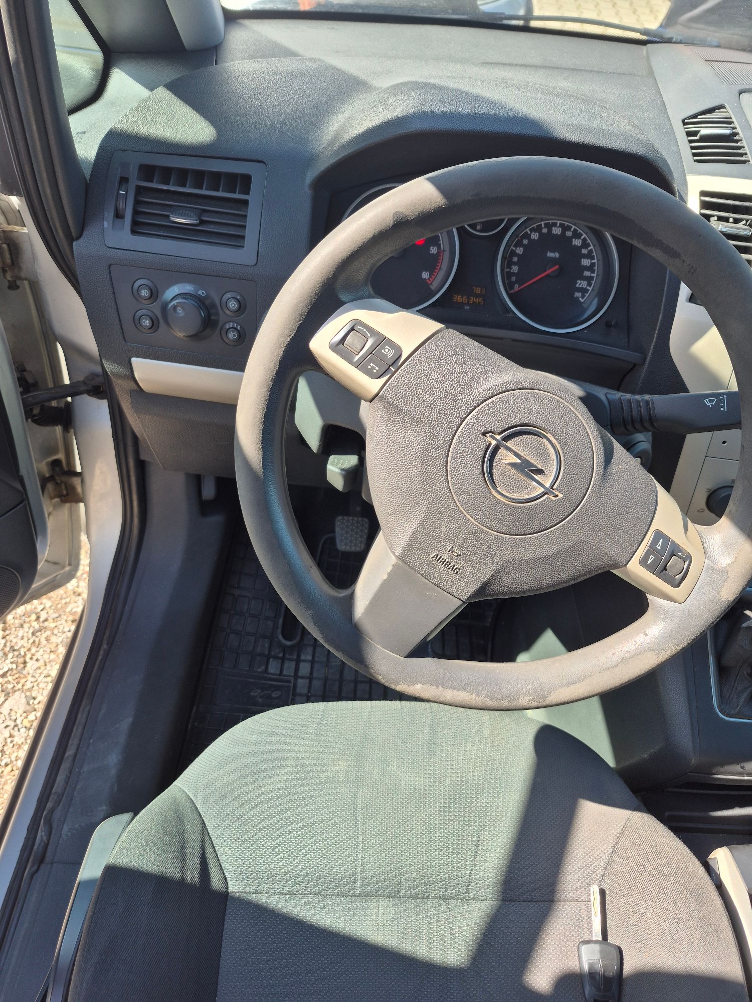 Srebrny Opel Zafira widok wnętrza od strony kierowcy