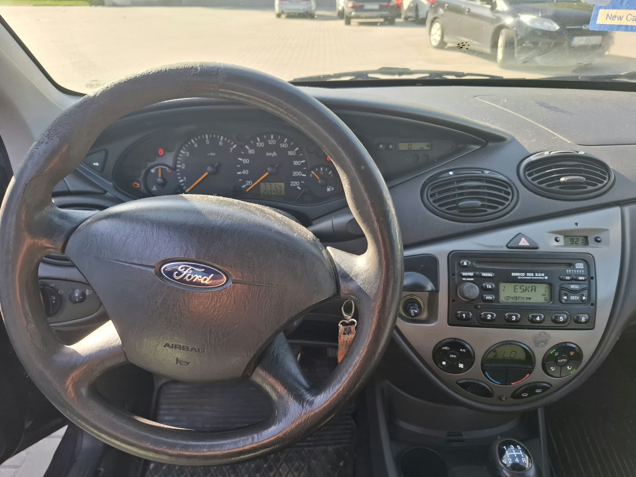 Widok deski rozdzielczej granatowego samochodu ford focus.