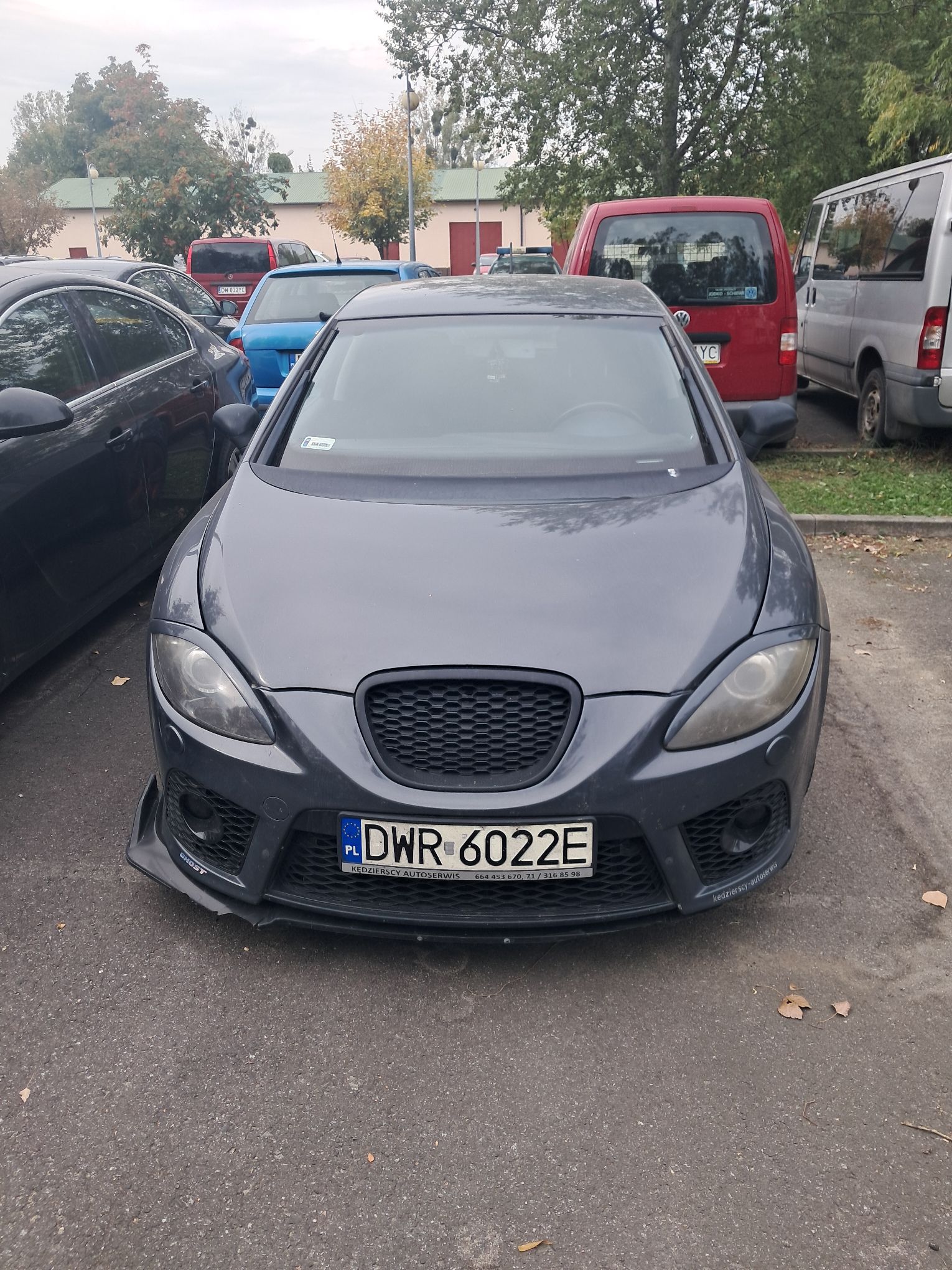 Zdjęcie przedstawia przód samochodu seat leon