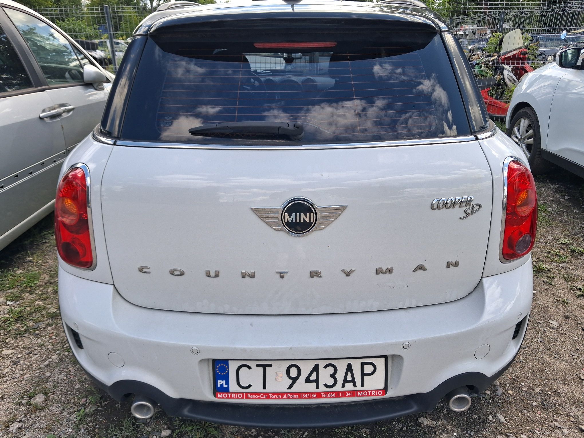 mini countryman widoczny tył auta, nadwozie biało czarne