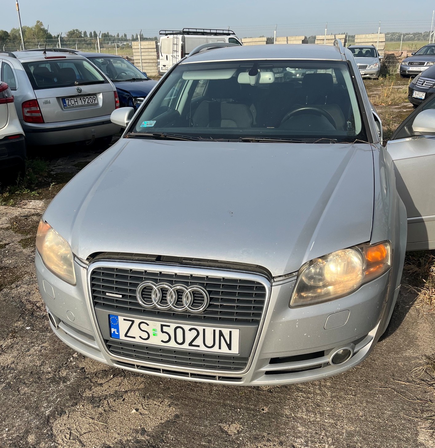 Srebrne Audi A4 B7 w wersji kombi, widok z przodu, zaparkowane na placu.