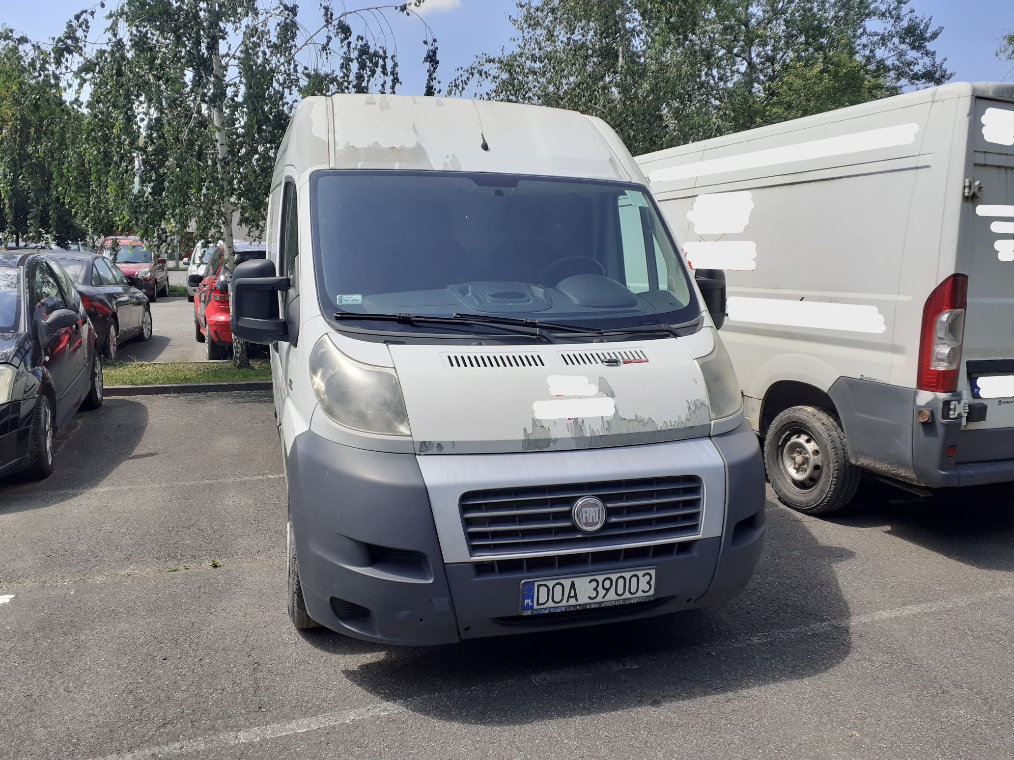 Fiat Ducato koloru białego. Przód pojazdu.