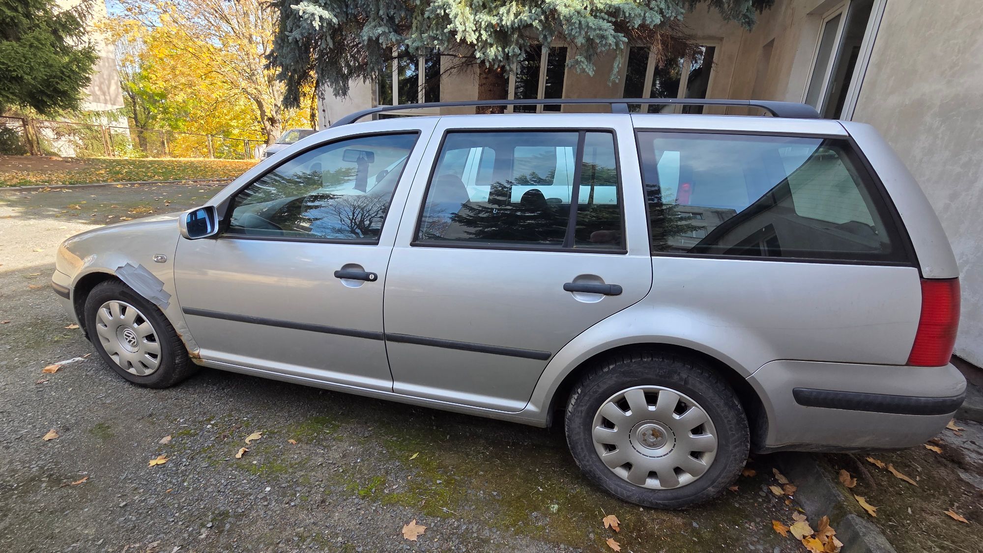 Lewy bok samochodu Volkswagen Golf w kolorze srebrnym.