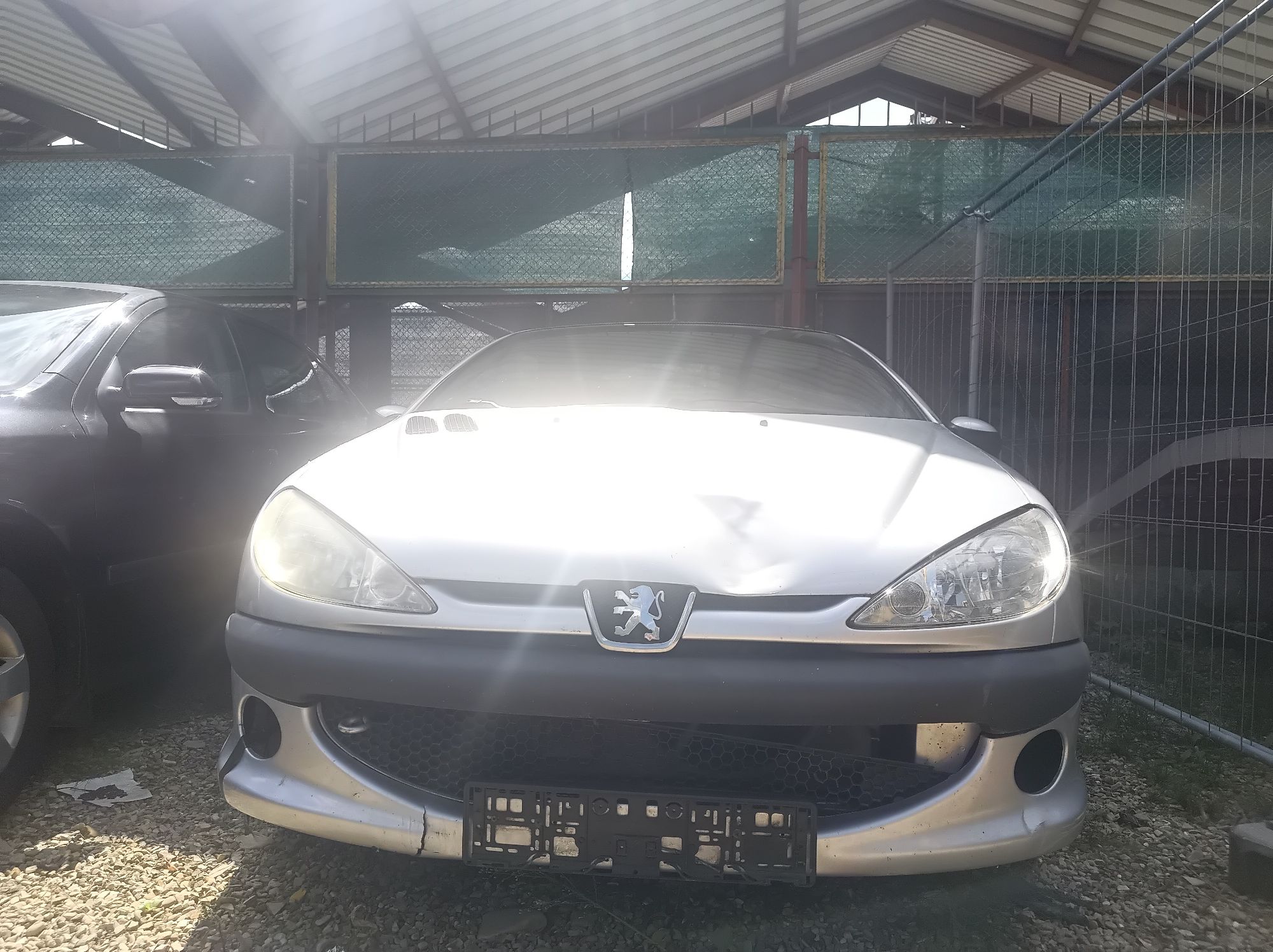 Peugeot 206 CC widoczny z przodu.