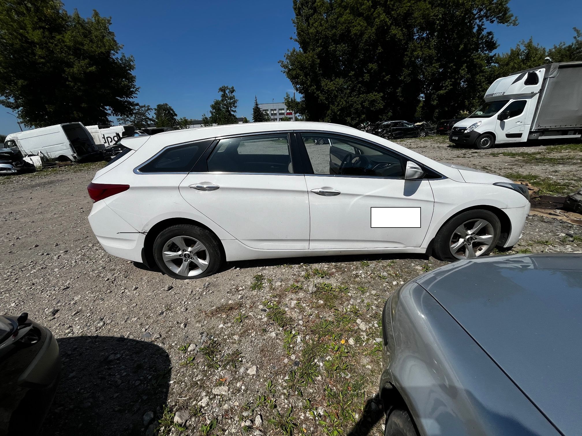 biały Hyundai widok boku pojazdu od strony pasażera