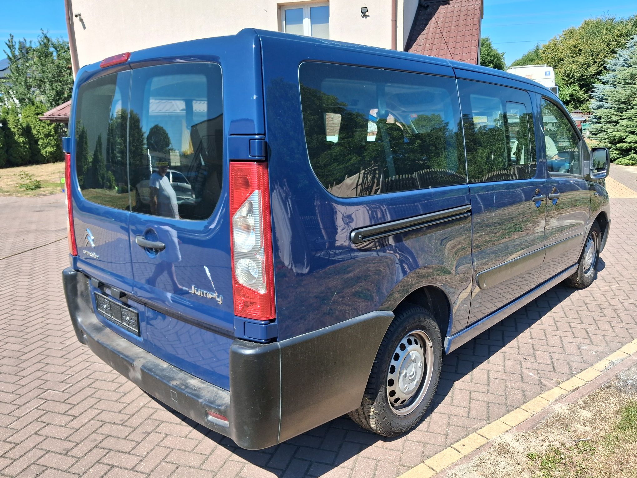 Samochód marki Citroen koloru granatowego, widok tył.