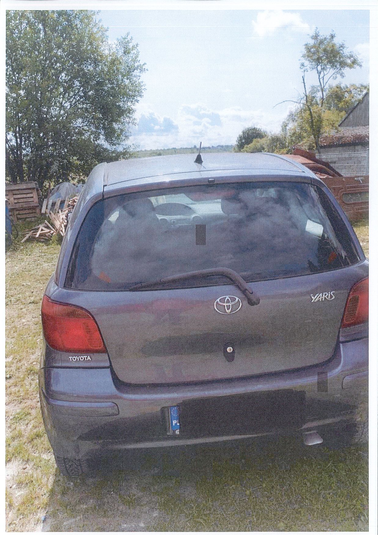 Tył samochodu samochodu osobowego TOYOTA YARIS, tylne lampy nie uszkodzone, szyba nie uszkodzona.