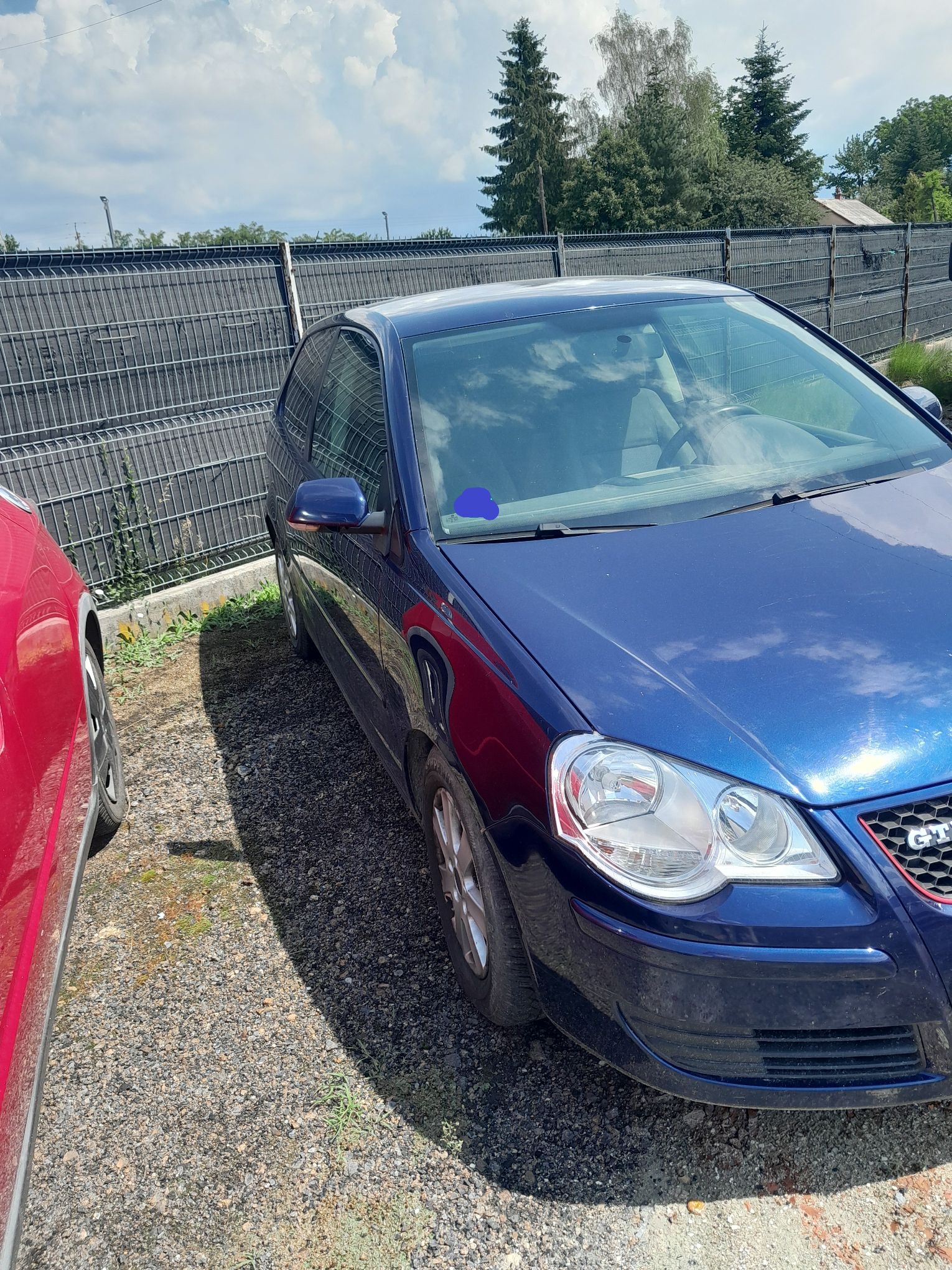 Niebieski Volkswagen Polo, prawa strona pojazdu