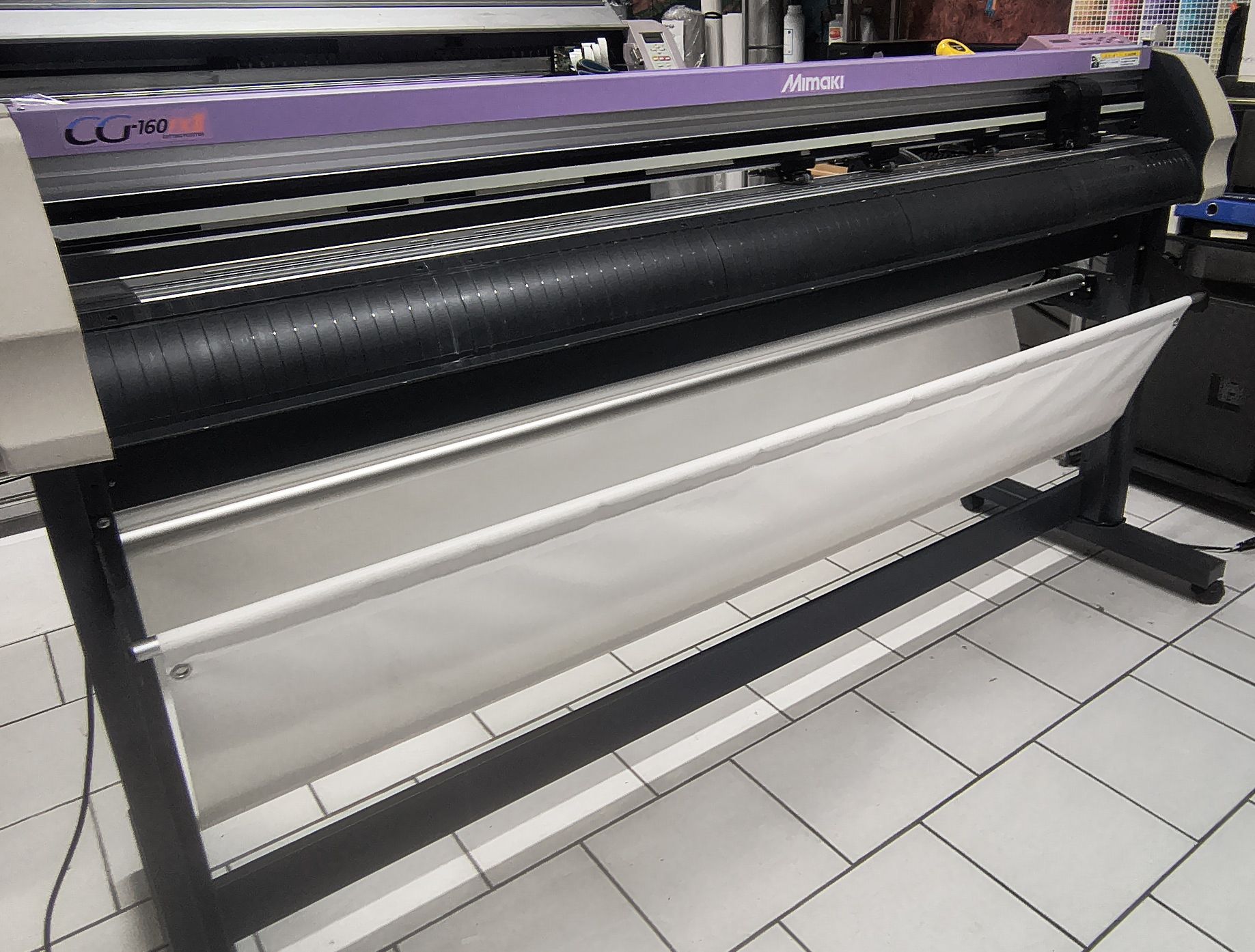 Ploter tnący MIMAKI w miejscu instalacji.