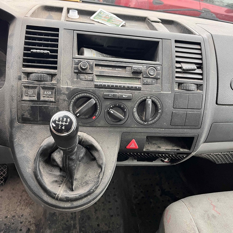 Deska rozdzielcza pojazdu Volkswagen Transporter z radiem.