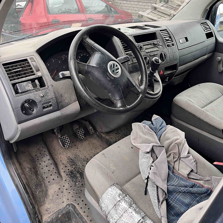 Wnętrze samochodu Volkswagen Transporter z układem kierowniczym.