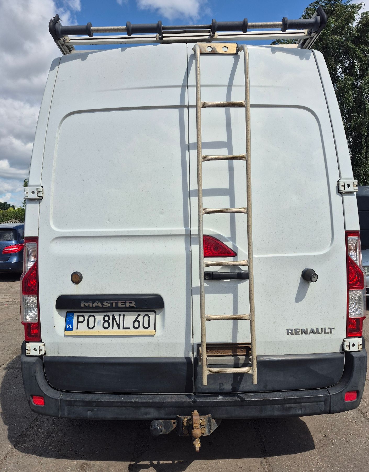 Dwuskrzydłowe, asymetryczne drzwi bez szyb. Pionowe lampy tylne na bocznych słupkach, trójkątne światło stopu wbudowane w drzwi.