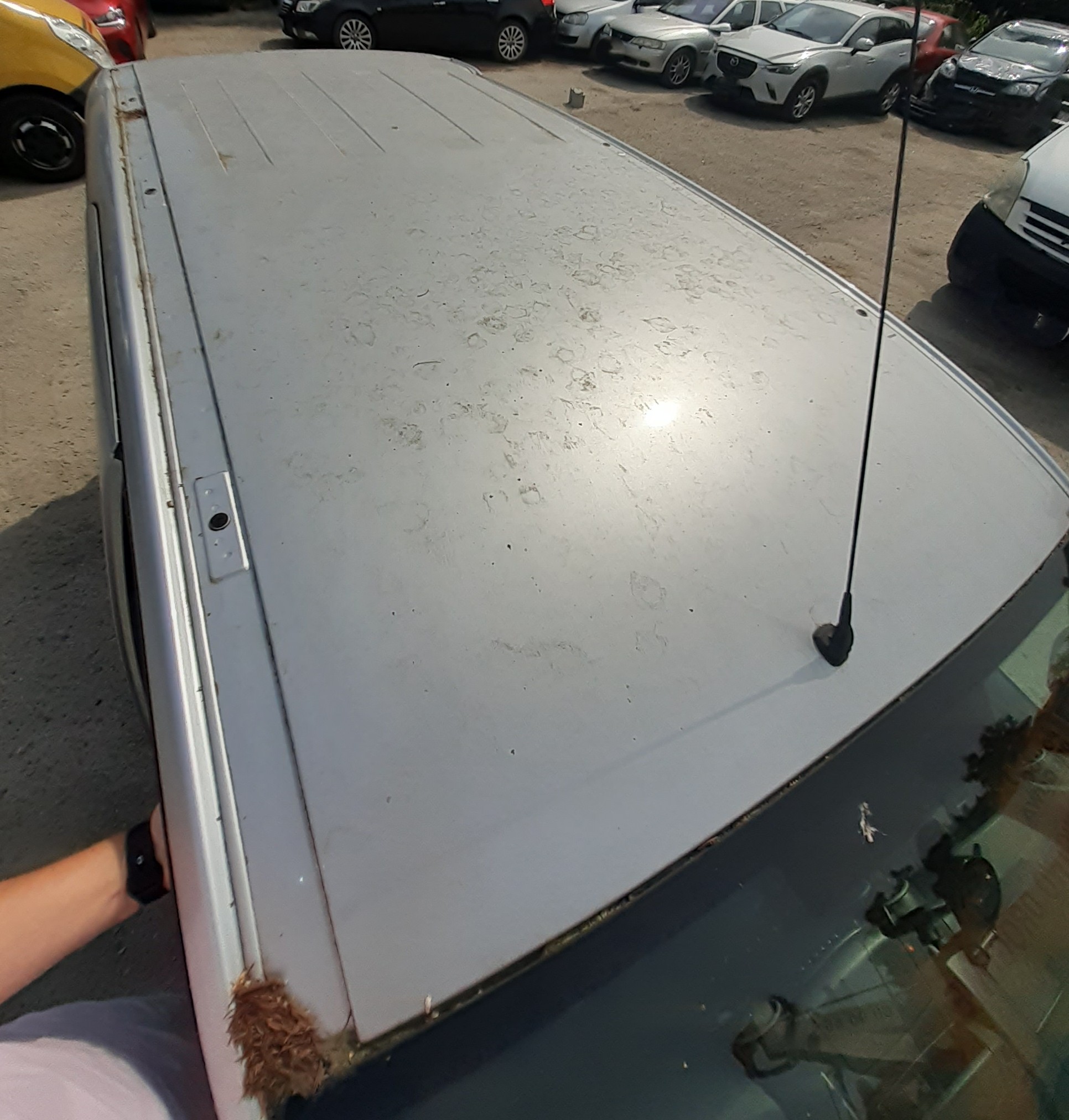 Srebrny dach Citroëna Berlingo z anteną.
