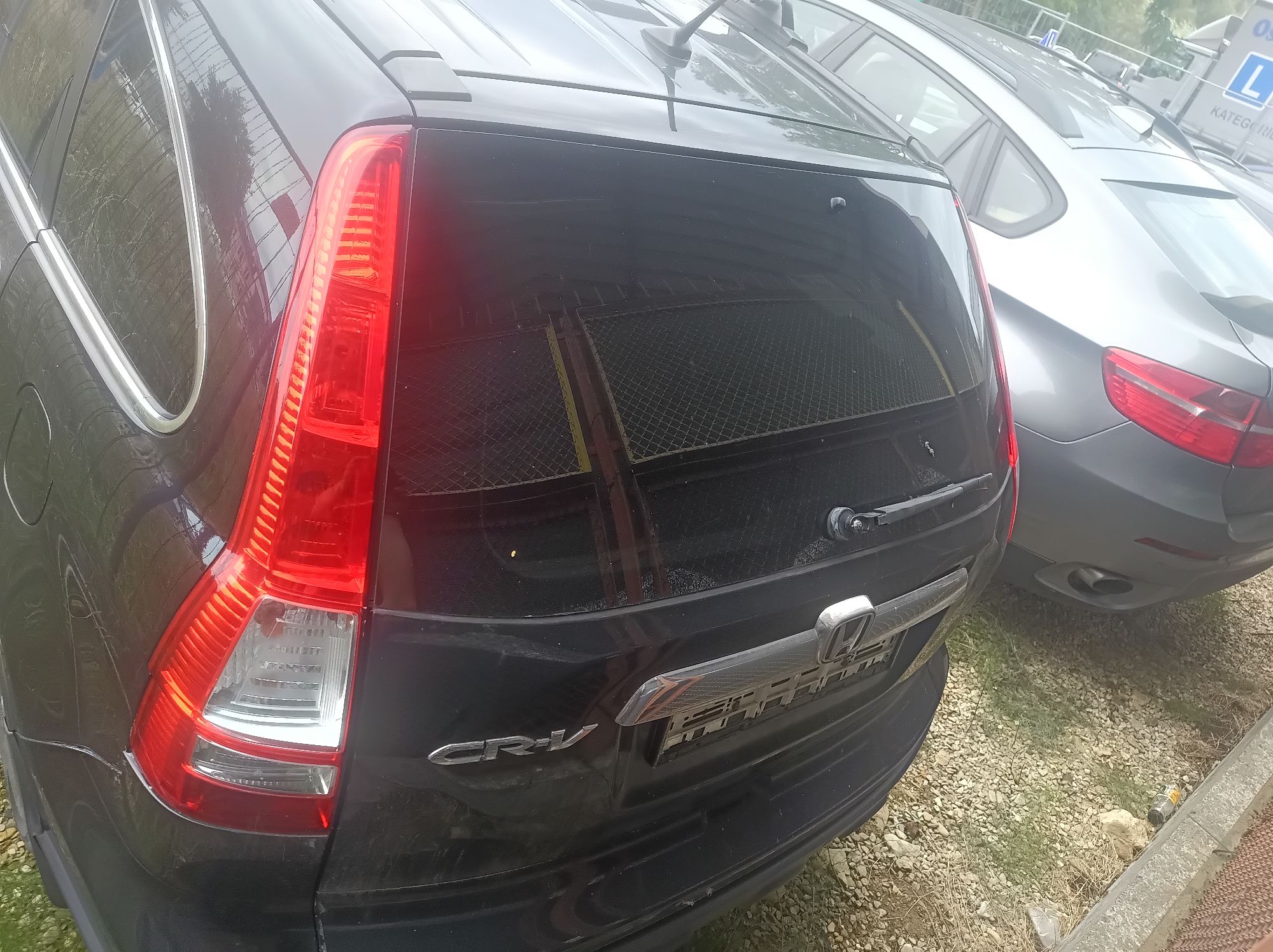 Honda CR-V widoczna z strony lewego tyłu