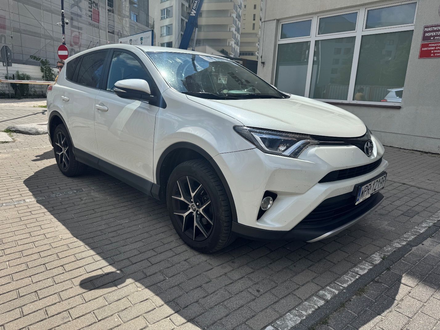 Zdjęcie przedstawiające przód oraz prawy bok pojazdu Toyota RAV-4.