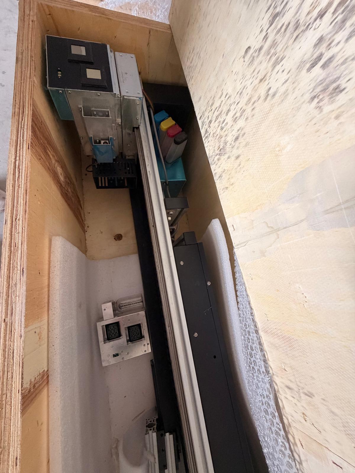 Maszyna do wydruków na ścianie PERFECT LASER PE-S80 w drewnianej skrzyni.