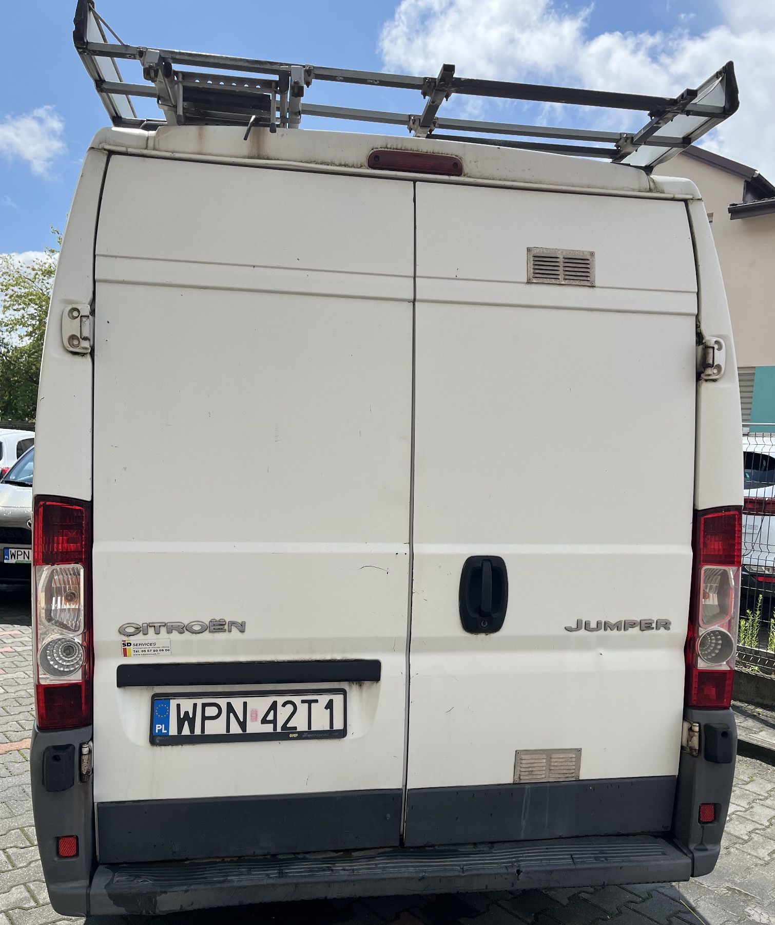 Liczne wgniecenia tylnych drzwi, zamontowany bagażnik dachowy.