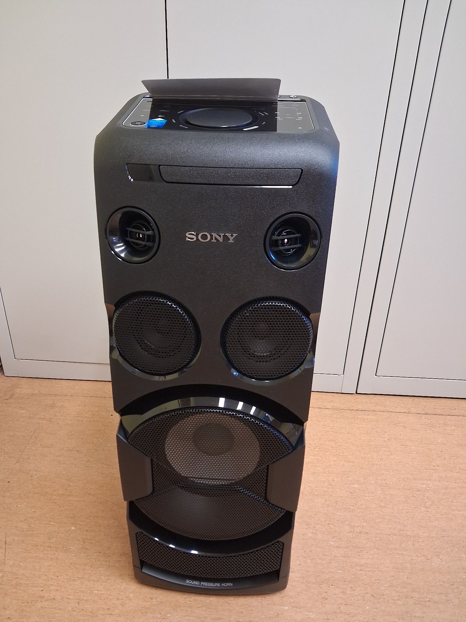 Głośnik marki Sony koloru czarnego, widok z przodu