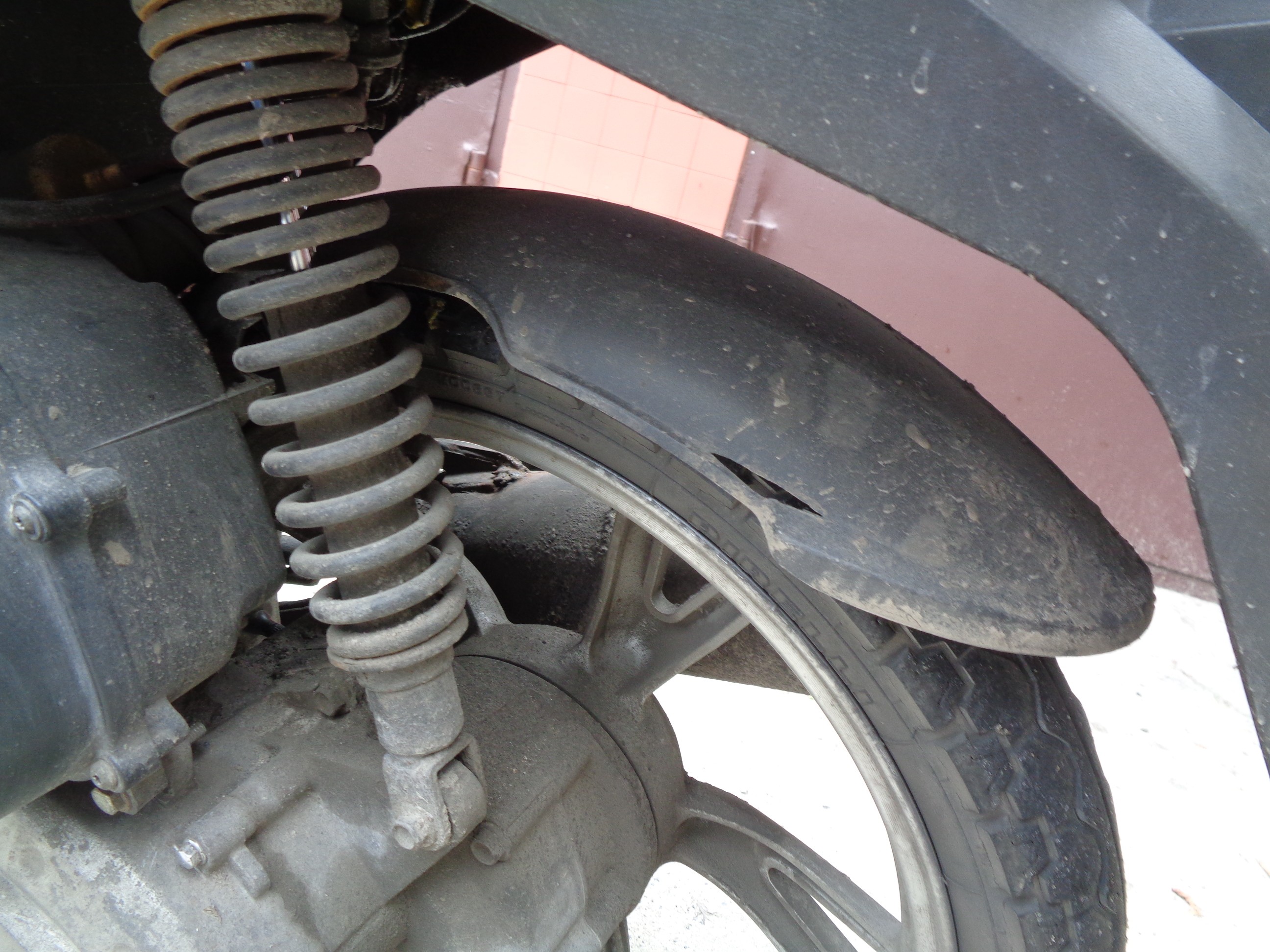 Tylny błotnik motoroweru z podłużnym pęknięciem plastiku