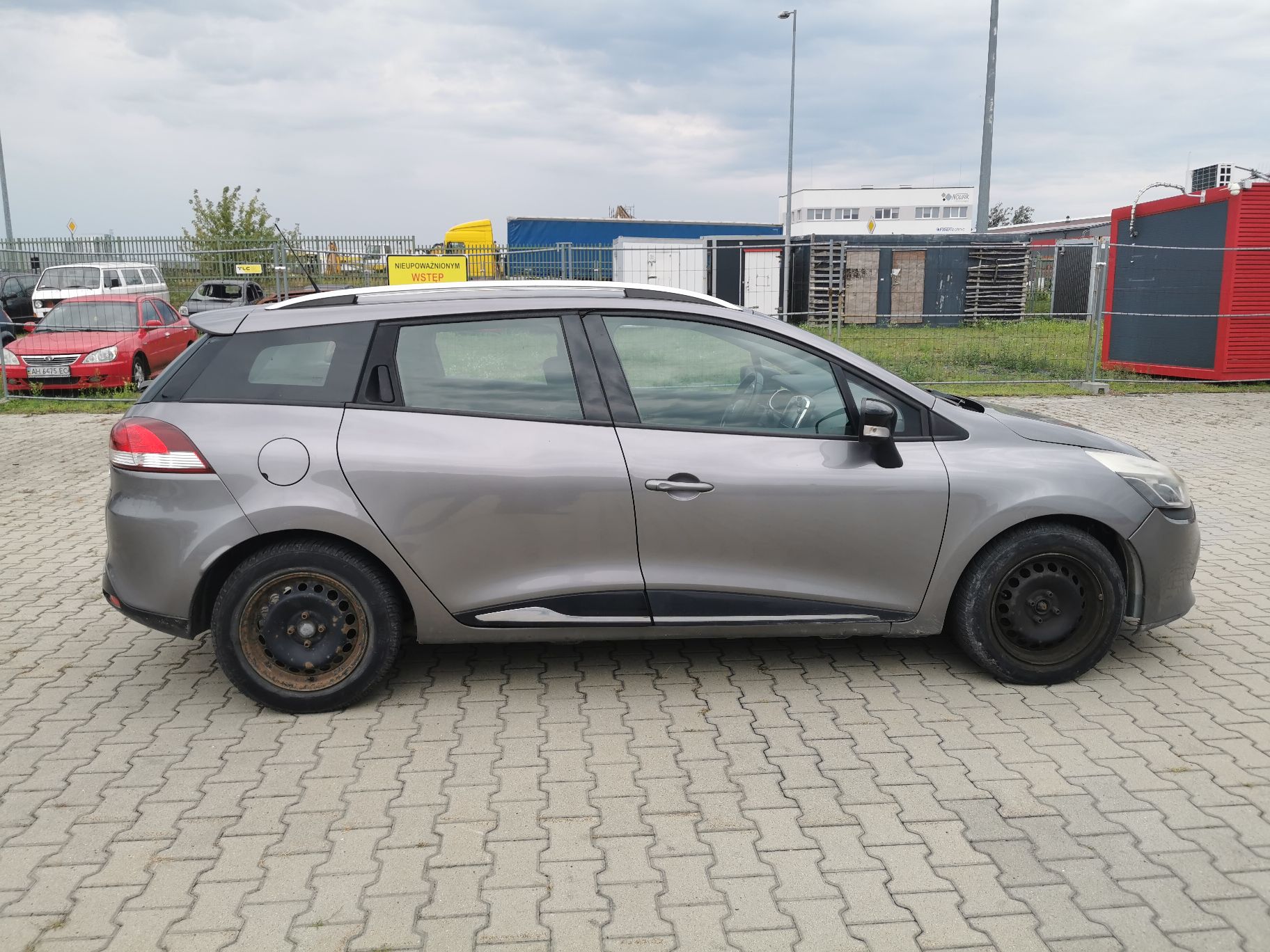 Prawy bok pojazdu. Koła bez plastikowych dekli, felgi stalowe. Drzwi błotniki.