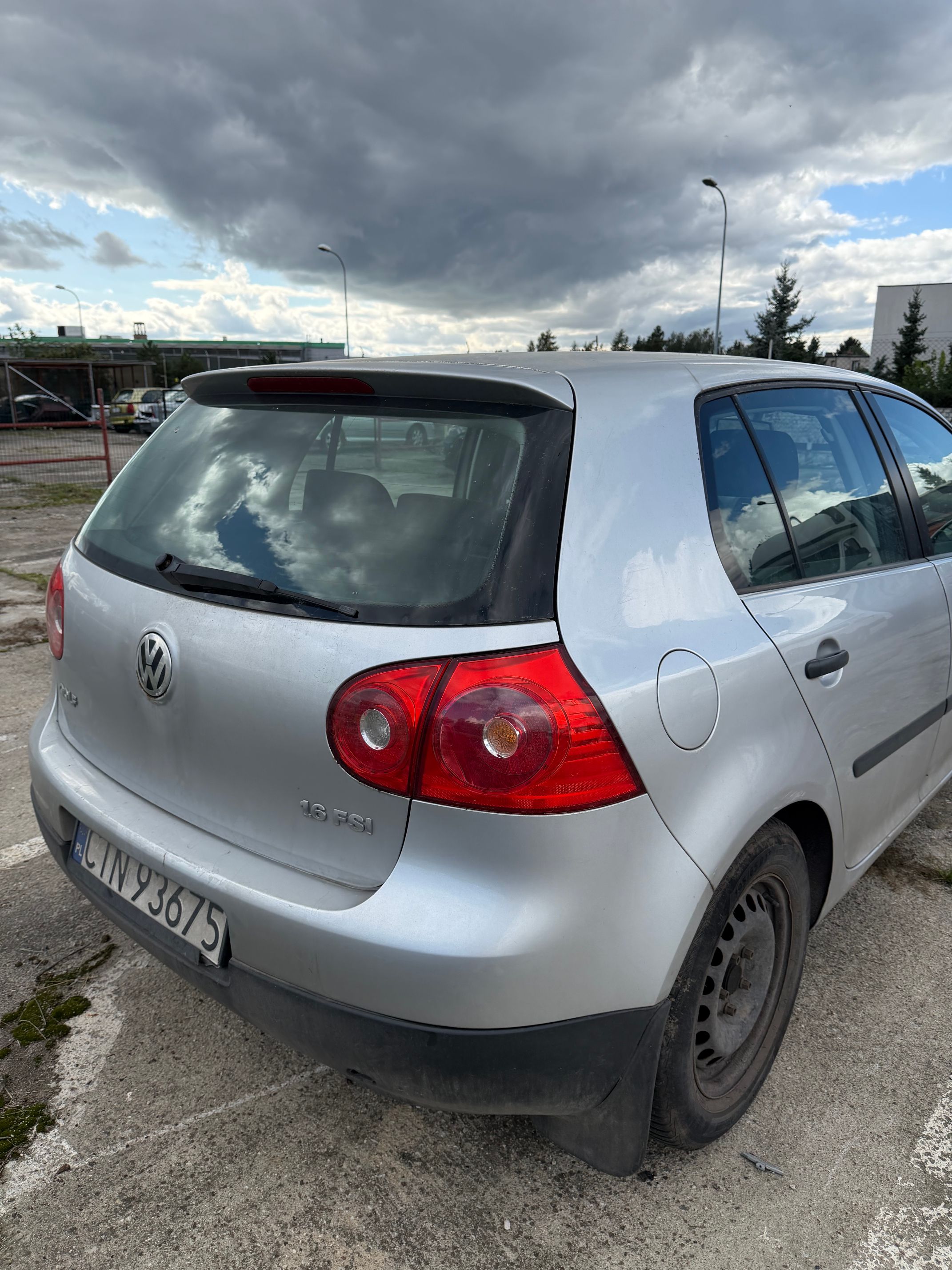 VW GOLF widoczny z tyłu