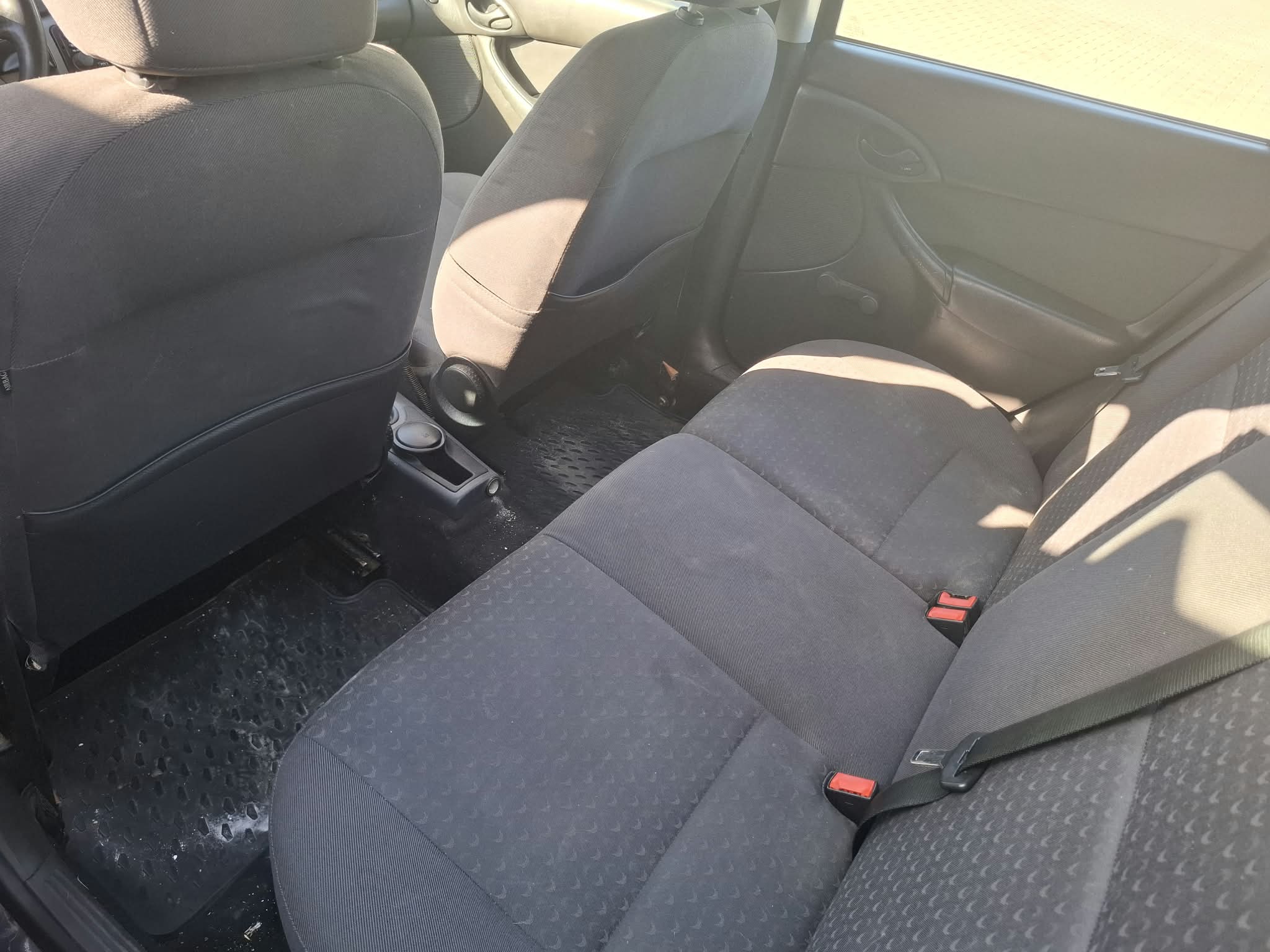 Widok tylnej kanapy granatowego samochodu ford focus.