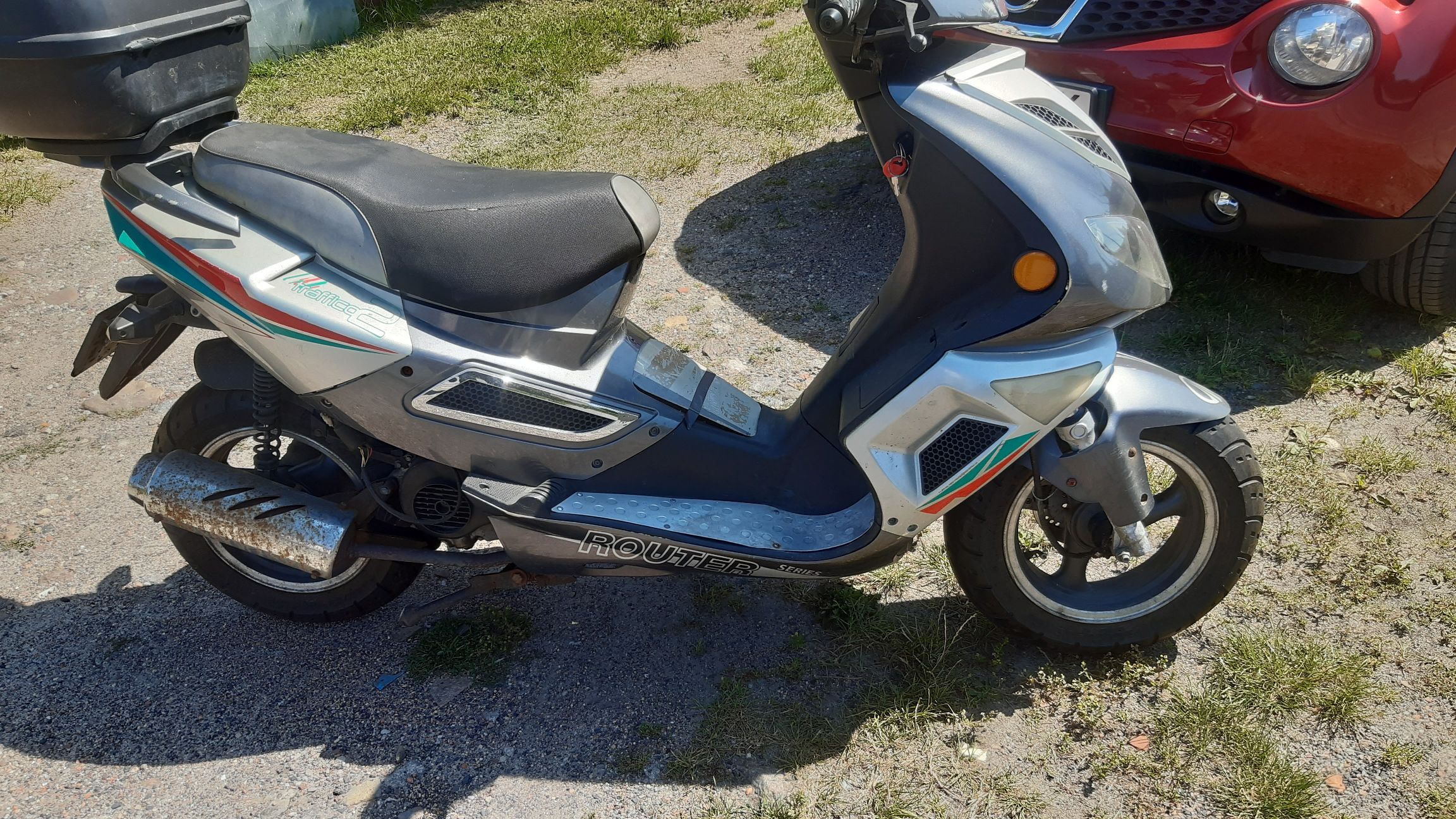 Motorower sfotografowany z boku