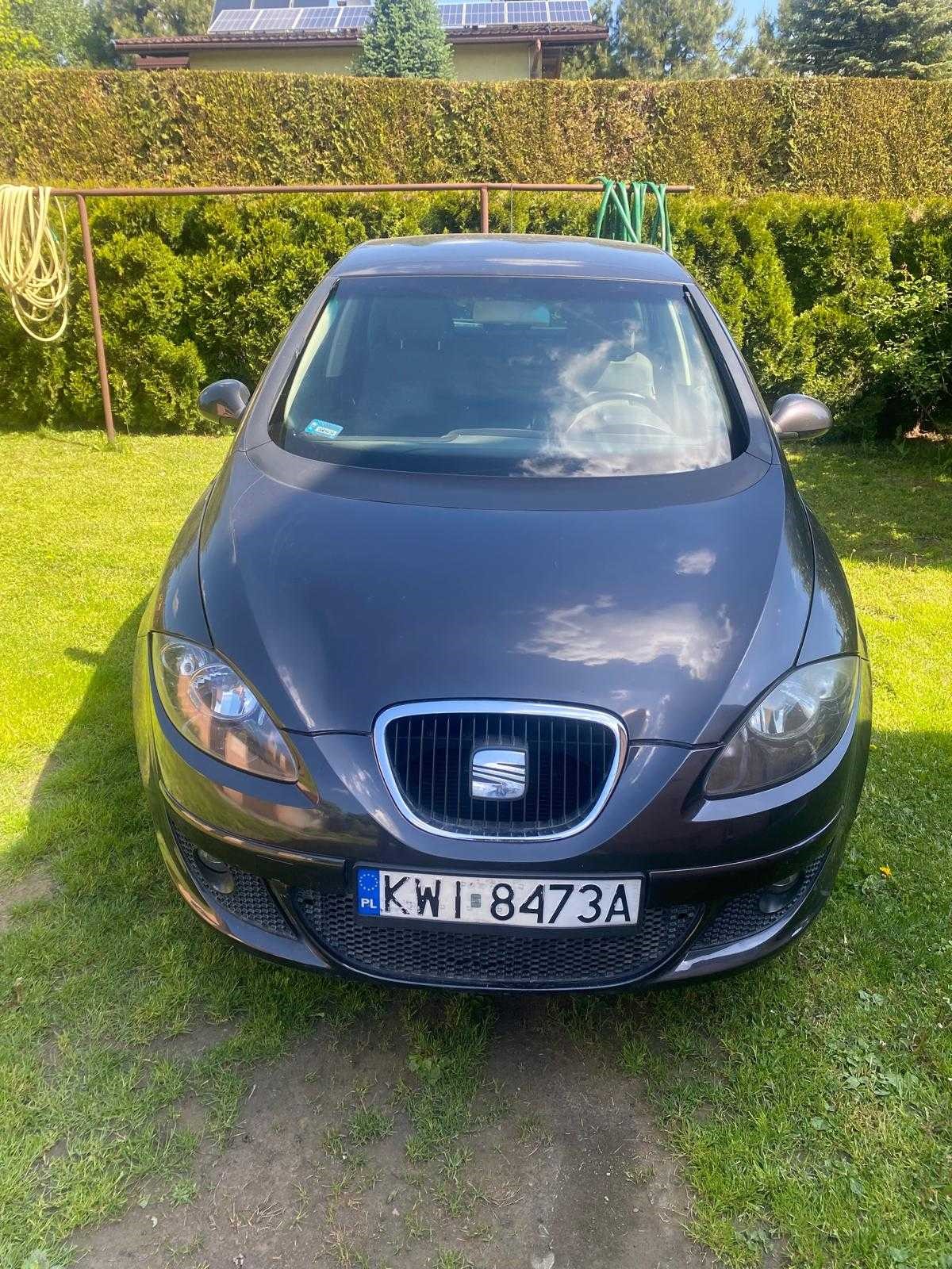 samochód koloru czarnego widok z przodu
