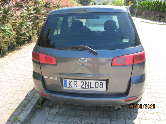 Tył pojazdu Mazda 2 koloru szarego.