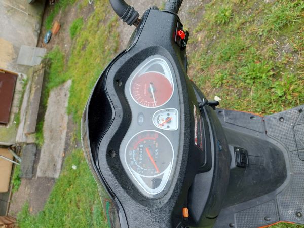 Wskaźniki z widocznym stanem licznika 8646 km.